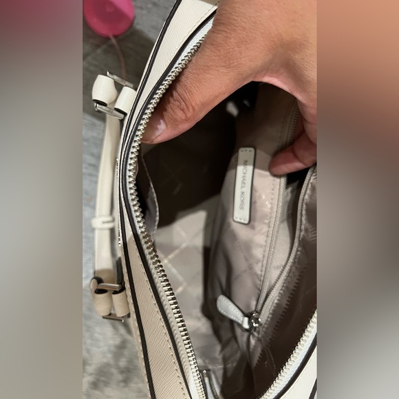 Michael Kors white Ayden bag - Picture 9 of 12